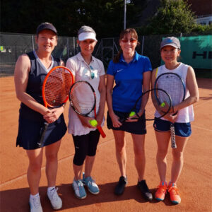 Arabella, Binkie, Anne, Chie posing on the clay court before their match